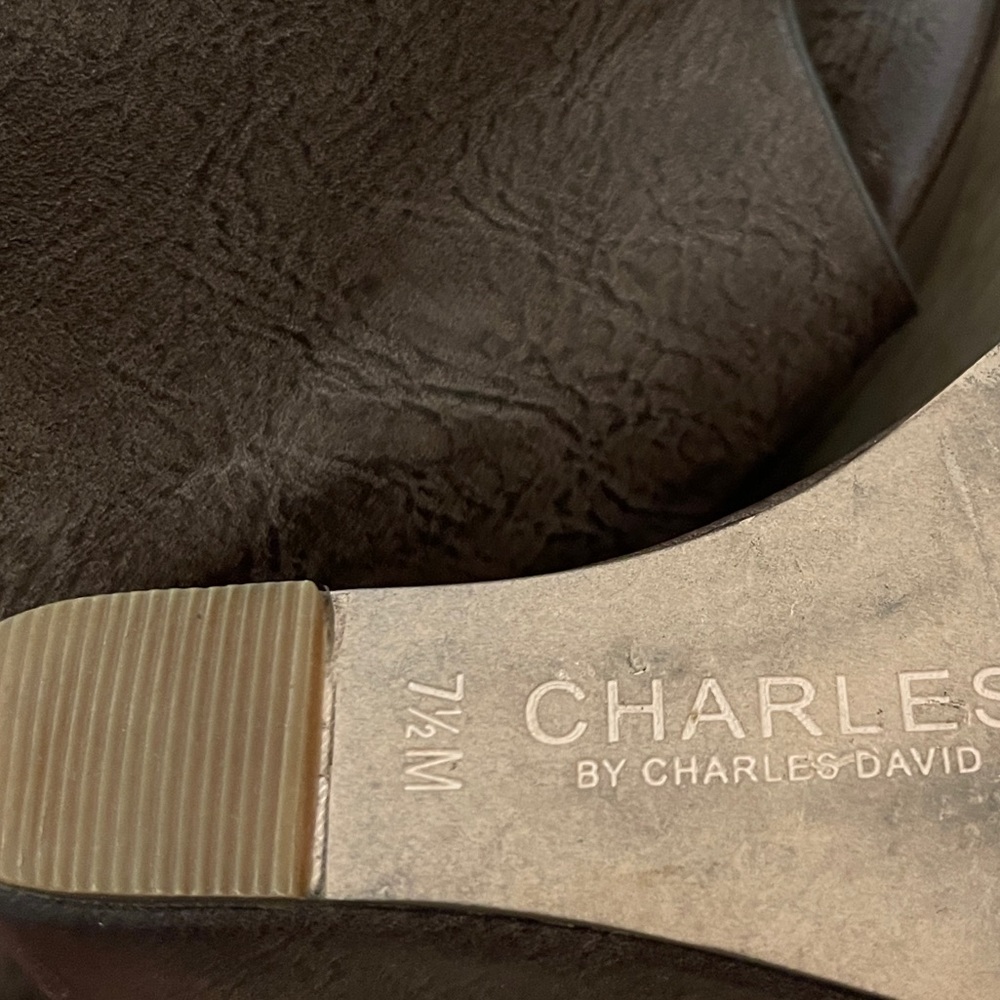 CHARLES DAVID NEW AMES WEDGE HEELS. - Picture 8 of 9